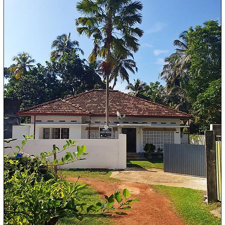 Sri Nimali Guesthouse ฮิกคาดูวา ภายนอก รูปภาพ