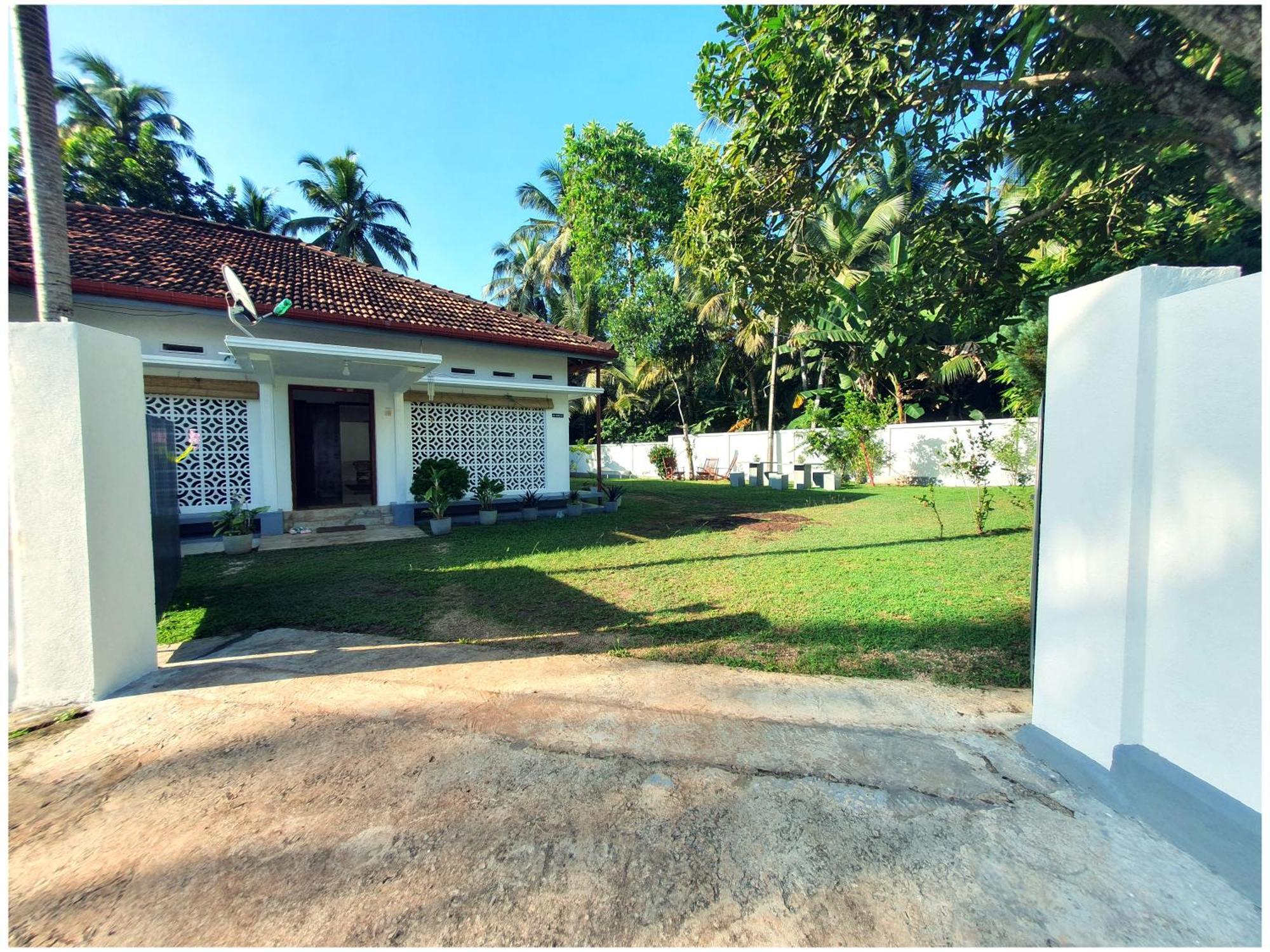 Sri Nimali Guesthouse ฮิกคาดูวา ภายนอก รูปภาพ